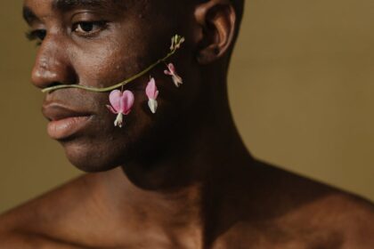 découvrez le mystère du 'bleed' dans le monde de l'impression et de la conception graphique. apprenez comment cette technique essentielle permet d'éviter les bordures blanches indésirables sur vos créations et améliore la qualité de vos visuels. idéal pour les professionnels et amateurs en quête de perfection.