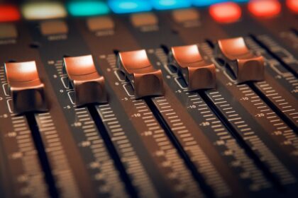 découvrez le fonctionnement du commutateur à trois voies, une solution pratique pour contrôler l'éclairage de plusieurs endroits dans votre maison. apprenez à l'installer et à l'utiliser efficacement pour un maximum de confort.