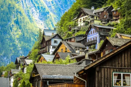 découvrez tout ce qu'il faut savoir sur la pente des toits, y compris les différents types de pentes, leur importance pour l'évacuation de l'eau, et des conseils pour choisir la pente idéale pour votre projet de construction ou de rénovation.