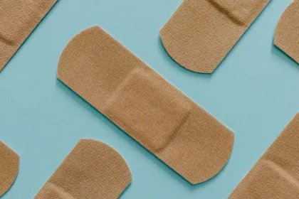 découvrez des méthodes efficaces pour le retrait des adhésifs sans endommager vos surfaces. apprenez à utiliser des produits et des techniques adaptées pour chaque type d'adhésif, garantissant un nettoyage facile et rapide.