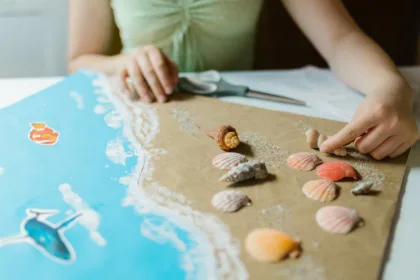 découvrez des astuces efficaces pour enlever la colle de différentes surfaces sans les abîmer. apprenez des méthodes simples et des produits recommandés pour un nettoyage réussi.