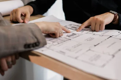 découvrez le zoning, un concept clé en urbanisme qui organise l'espace en différentes zones fonctionnelles. apprenez comment il influence la planification des villes, le développement économique et l'aménagement du territoire.