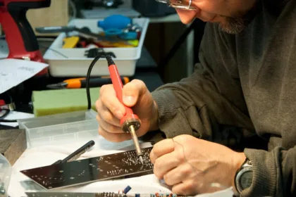 découvrez l'art du soudage avec notre guide complet sur les techniques, les outils et les conseils pratiques pour obtenir des soudures de qualité. que vous soyez débutant ou professionnel, apprenez à maîtriser le soudage et à réaliser des projets électroniques avec succès.