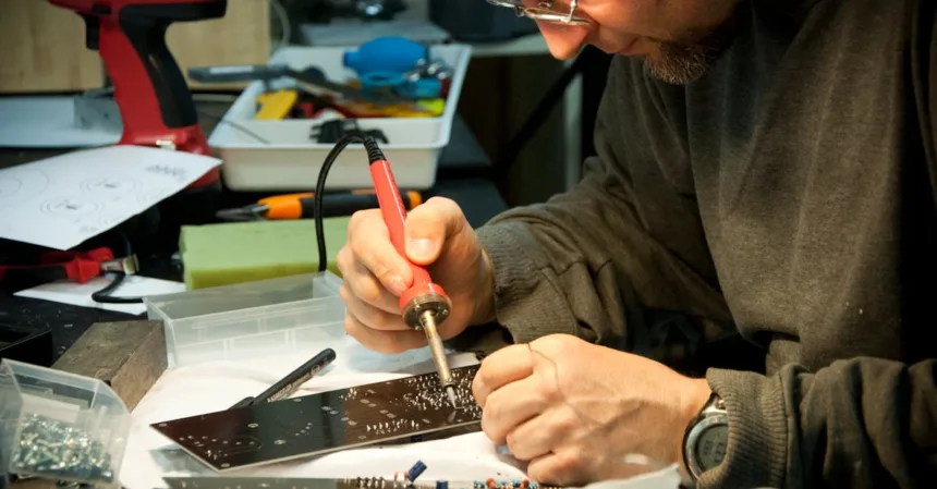 découvrez l'art du soudage avec notre guide complet sur les techniques, les outils et les conseils pratiques pour obtenir des soudures de qualité. que vous soyez débutant ou professionnel, apprenez à maîtriser le soudage et à réaliser des projets électroniques avec succès.