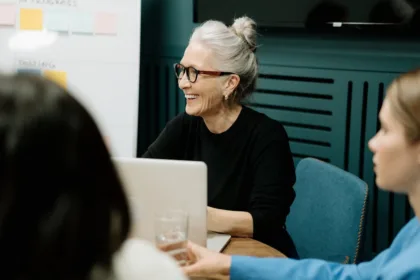 découvrez nos astuces efficaces pour enlever facilement les autocollants sans abîmer vos surfaces. que ce soit sur le verre, le bois ou le plastique, apprenez les meilleures méthodes pour un résultat impeccable.