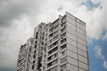 découvrez le concept innovant du cohabitat, une solution d'habitat partagé qui favorise la vie en communauté. apprenez-en plus sur les avantages du cohousing pour renforcer les liens sociaux, réduire les coûts de logement et promouvoir un mode de vie durable.