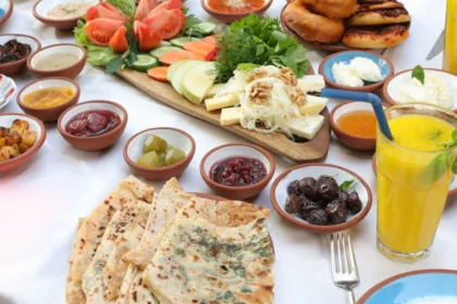 découvrez la recette authentique du tzatziki, une délicieuse sauce grecque à base de yaourt, concombre et ail. parfaite pour accompagner vos plats, apéritifs ou simplement à déguster avec du pain pita. apprenez à préparer ce classique de la cuisine méditerranéenne facilement chez vous !