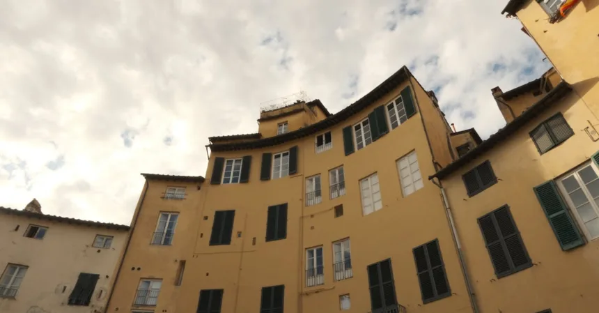 découvrez nos volets subaquatiques innovants, conçus spécialement pour allier esthétisme et protection dans des environnements aquatiques. parfaits pour les piscines et les zones humides, ces volets offrent sécurité et intimité tout en sublimant vos espaces extérieurs.