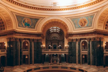 découvrez l'importance de l'isolation des plafonds pour améliorer l'efficacité énergétique de votre maison. apprenez comment choisir les bons matériaux et techniques d'isolation afin de réduire vos factures de chauffage et de climatisation tout en augmentant votre confort intérieur.