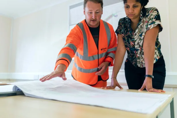 découvrez le rôle essentiel des contractors dans le monde du travail moderne. apprenez comment ces professionnels indépendants apportent expertise et flexibilité aux entreprises tout en bénéficiant d'une autonomie précieuse.