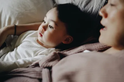 découvrez tout ce qu'il faut savoir sur le soin des dipladenias : conseils d'arrosage, exposition idéale, taille et entretien pour faire fleurir votre plante toute l'année.