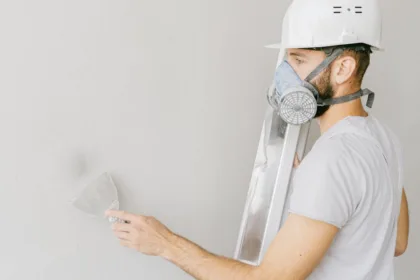 découvrez l'art du plâtrage avec nos conseils et techniques. apprenez à réaliser des finitions impeccables pour vos murs et plafonds, tout en choisissant les meilleurs matériaux pour un résultat durable et esthétique.