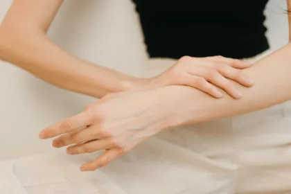 découvrez le pouvoir du smoothing : une technique innovante pour lisser et adoucir vos cheveux tout en leur apportant brillance et éclat. transformez votre coiffure grâce à nos conseils et produits dédiés pour un résultat professionnel à domicile.