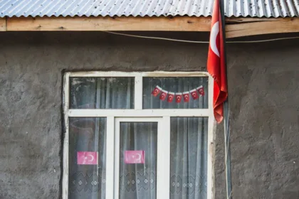 découvrez le béton ciré, un revêtement moderne et esthétique pour sublimer vos espaces intérieurs et extérieurs. polyvalent et facile d'entretien, il offre une finition lisse et contemporaine, idéale pour vos sols, murs et plans de travail. transformez votre décoration avec ce matériau tendance !