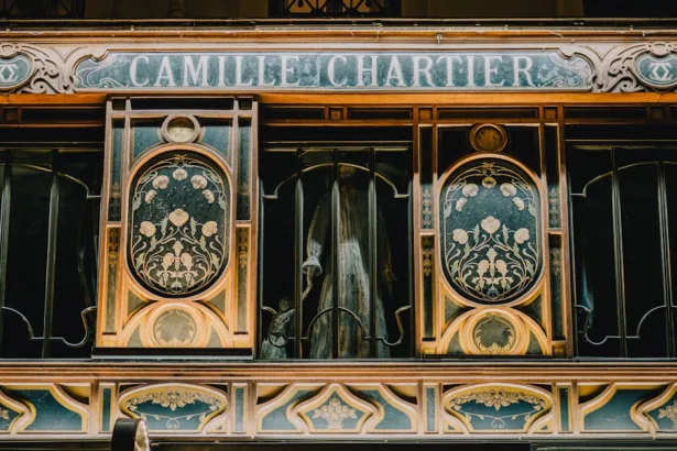 découvrez camille chantier, une artiste passionnée qui fusionne créativité et technique pour donner vie à ses œuvres. explorez son univers unique où chaque création raconte une histoire captivante et émotionnelle.