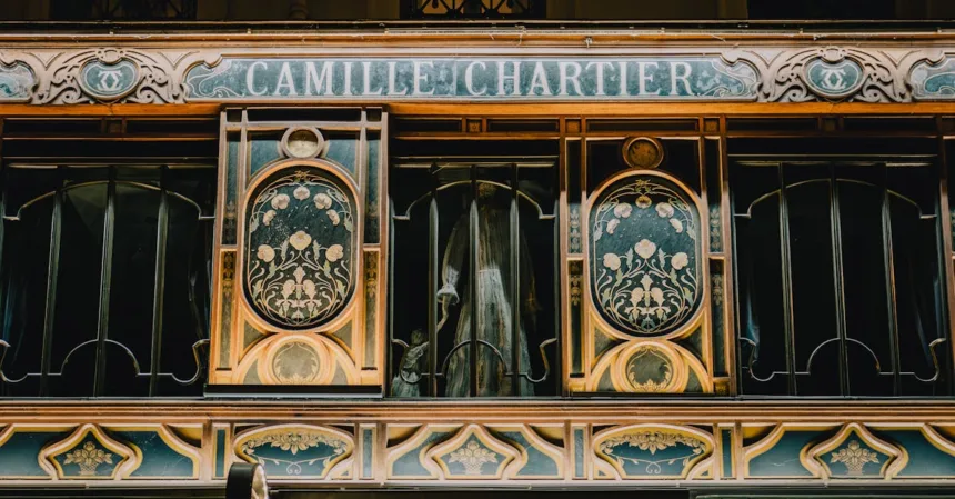découvrez camille chantier, une artiste passionnée qui fusionne créativité et technique pour donner vie à ses œuvres. explorez son univers unique où chaque création raconte une histoire captivante et émotionnelle.