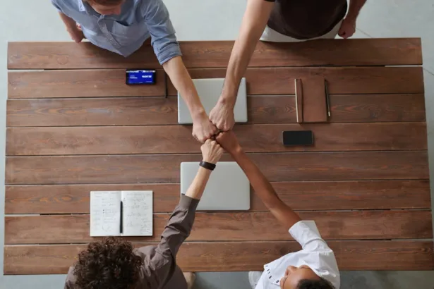 découvrez comment établir des partenariats solides qui favorisent la collaboration, l'innovation et la croissance mutuelle. explorez des stratégies efficaces pour créer des alliances durables et bénéfiques.