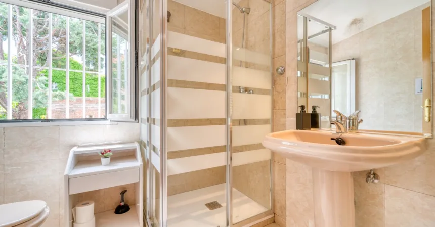 découvrez nos conseils et astuces pour un nettoyage efficace des parois de douche en verre. obtenez des résultats éclatants et transparents grâce à des méthodes simples et des produits écologiques.