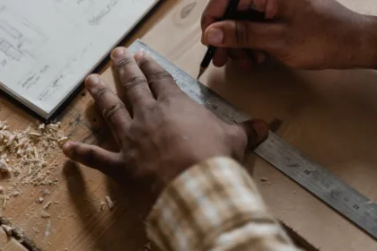 découvrez l'art du travail du bois avec nos guides et astuces pratiques. apprenez les techniques essentielles pour créer des meubles uniques et des objets en bois de qualité. que vous soyez débutant ou expert, inspirez-vous de nos projets de menuiserie et développez votre passion pour le bois.