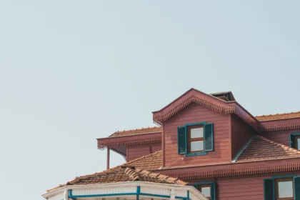 découvrez nos volets en bois coulissants, alliant esthétique et fonctionnalité. parfaits pour apporter une touche chaleureuse à votre intérieur tout en offrant une excellente régulation de la lumière naturelle. idéals pour toutes les pièces, nos volets en bois sont conçus sur mesure pour s'adapter parfaitement à vos fenêtres.