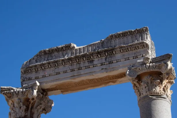découvrez le stylobate, la base architecturale qui soutient les colonnes des temples grecs. apprenez-en davantage sur son importance esthétique et structurelle dans l'architecture classique.