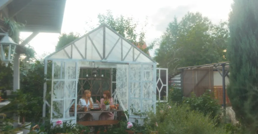 découvrez nos plans de serre en bois, idéaux pour cultiver vos plantes tout en apportant une touche naturelle à votre jardin. faciles à suivre et adaptés à tous les niveaux, ces plans vous permettront de construire une serre durable et esthétique.