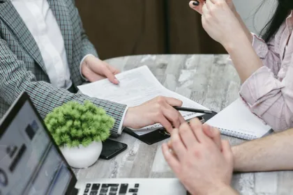 découvrez tout ce qu’il faut savoir sur la mention d’assurance professionnelle : définition, importance, obligations légales et conseils pour bien la rédiger sur vos documents officiels.