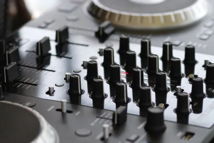 découvrez tout sur les switchs : leurs types, leur fonctionnement et leurs utilisations dans les réseaux informatiques et électriques. obtenez des conseils pour bien choisir votre switch selon vos besoins.