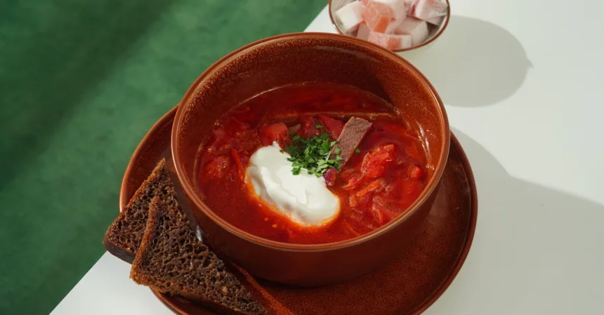 découvrez tout sur le lard : ses utilisations culinaires, ses saveurs uniques et comment l'intégrer dans vos recettes pour un goût authentique et savoureux.
