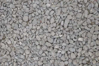 découvrez comment utiliser le gravier décoratif pour sublimer votre aménagement paysager et créer des espaces extérieurs esthétiques et pratiques.