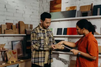 fournisseur de bois de chauffage de qualité, offrant des matériaux secs et prêts à l'emploi pour vos besoins en chauffage et barbecue.