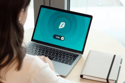 écran d'intimité en jasmin étoilé : profitez d'un jardin privé et parfumé grâce à cette plante grimpante élégante et dense.