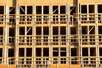 découvrez les principes de l'éco-construction pour bâtir des logements respectueux de l'environnement, économes en énergie et durables.