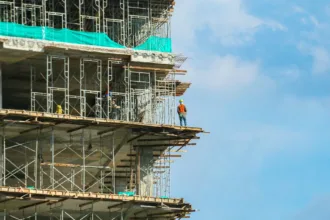 découvrez les risques liés aux constructions illégales, y compris les conséquences juridiques, financières et sécuritaires, pour mieux vous protéger et éviter les sanctions.