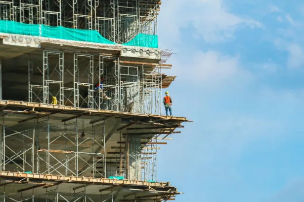 découvrez les risques liés aux constructions illégales, y compris les conséquences juridiques, financières et sécuritaires, pour mieux vous protéger et éviter les sanctions.