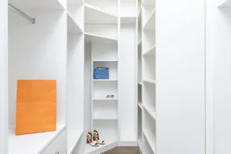 optimisez l'espace de votre maison avec des solutions de rangement sous-escalier pratiques et esthétiques.