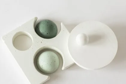 jesmonite est un matériau composite polyvalent, utilisé pour la création d'objets décoratifs, moulages et projets artistiques, alliant légèreté et durabilité.