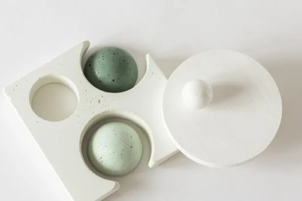 jesmonite est un matériau composite polyvalent, utilisé pour la création d'objets décoratifs, moulages et projets artistiques, alliant légèreté et durabilité.