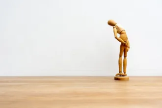 découvrez le sens et les usages du mot 'sigh' en anglais, une expression courante pour exprimer le soupir et les émotions associées.