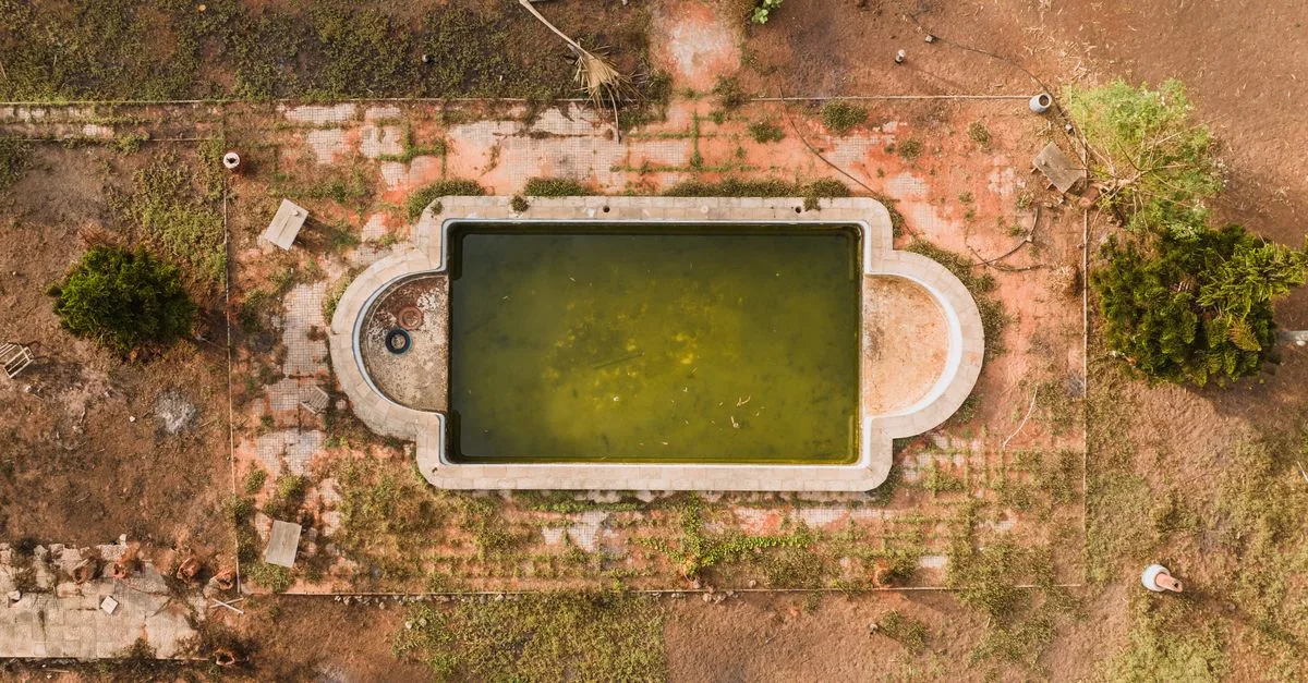 découvrez les causes de l'eau verte dans une piscine et les solutions efficaces pour la traiter rapidement et retrouver une eau claire et saine.