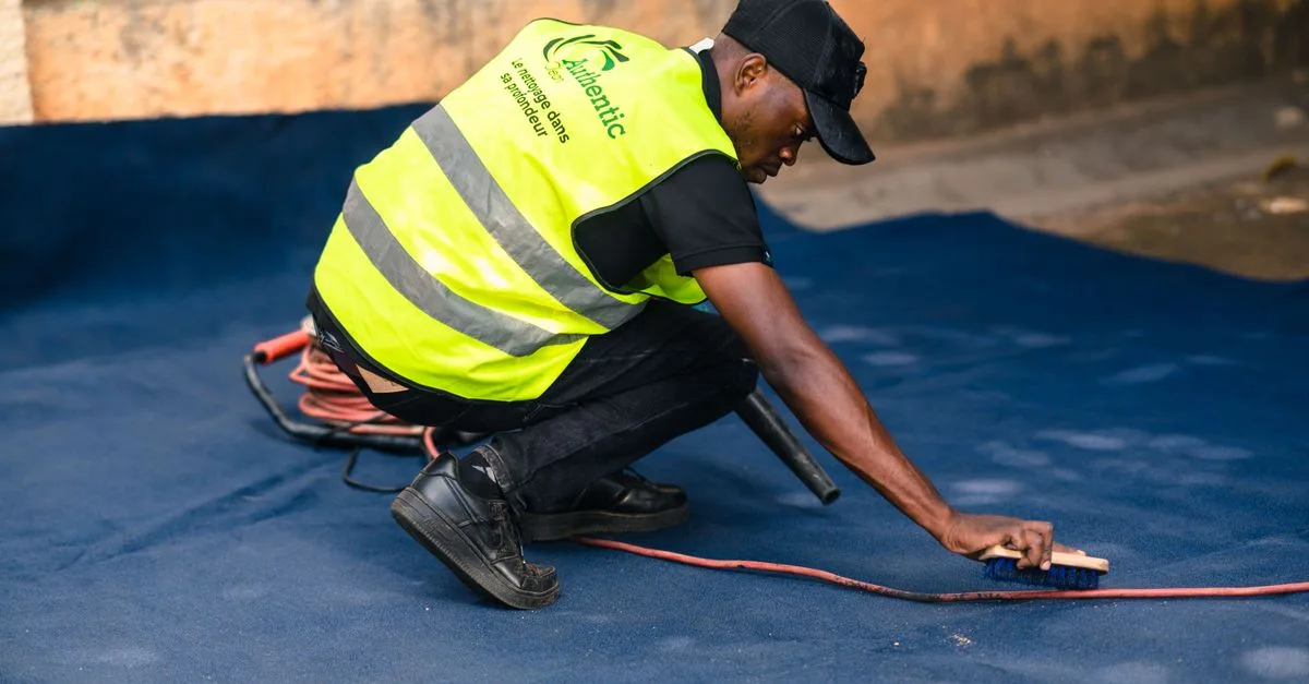 découvrez notre nettoyeur de piscine efficace pour garder votre piscine propre et cristalline en toute simplicité.