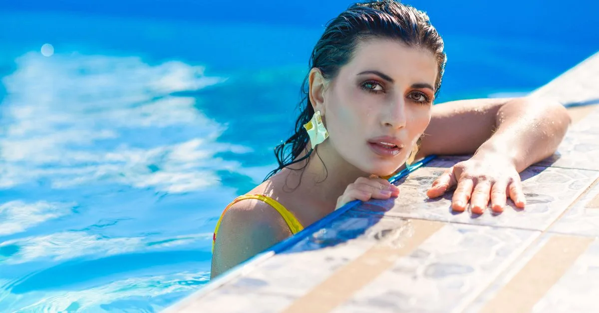 découvrez nos conseils efficaces pour prévenir les taches jaunes dans votre piscine et maintenir une eau claire et saine toute l'année.