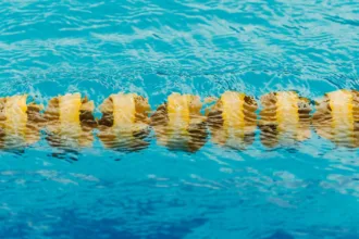 découvrez nos conseils essentiels pour prévenir les taches jaunes dans votre piscine et maintenir une eau claire et propre toute la saison.