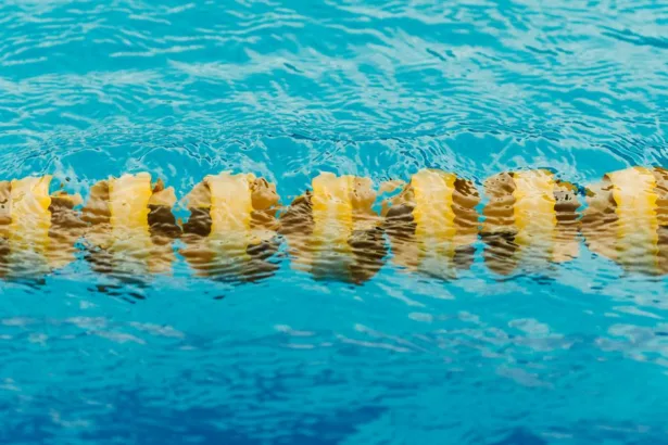 découvrez nos conseils essentiels pour prévenir les taches jaunes dans votre piscine et maintenir une eau claire et propre toute la saison.