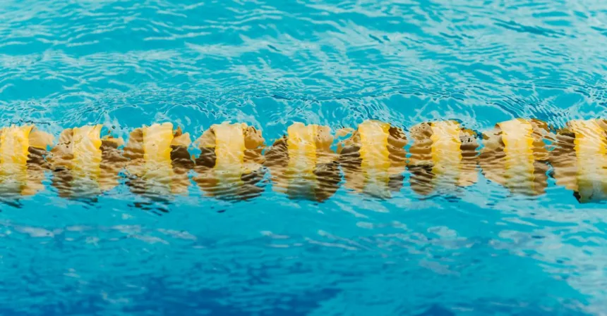 découvrez nos conseils essentiels pour prévenir les taches jaunes dans votre piscine et maintenir une eau claire et propre toute la saison.