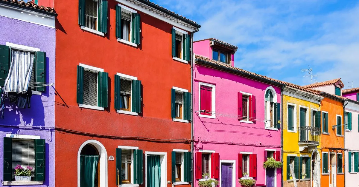 climashield facade paint : peinture de façade résistante aux intempéries, offrant une protection durable et une finition impeccable pour vos murs extérieurs.
