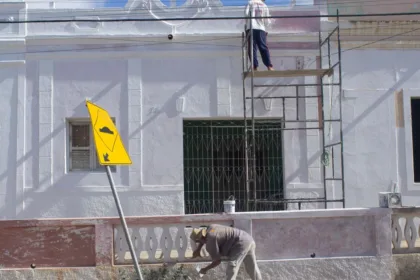 découvrez l'application de la peinture climashield pour façades, offrant une protection durable et une finition esthétique contre les intempéries.