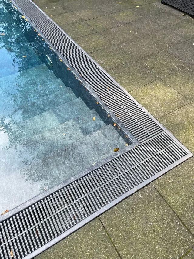 pose d'un liner piscine béton