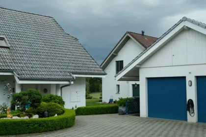 découvrez le house-sitting : une solution pratique pour garder une maison en votre absence, offrant sécurité et tranquillité pour les propriétaires comme pour les house-sitters.