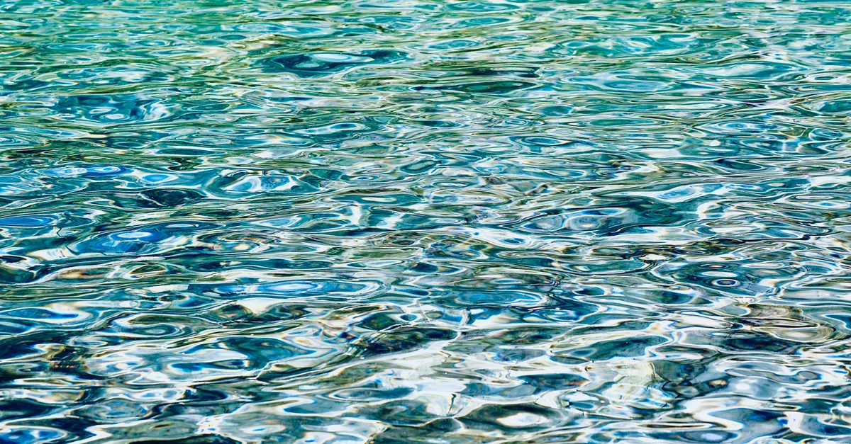 découvrez comment garantir une eau de piscine cristalline toute l'année grâce à nos conseils d'entretien et astuces pour une eau claire et saine.